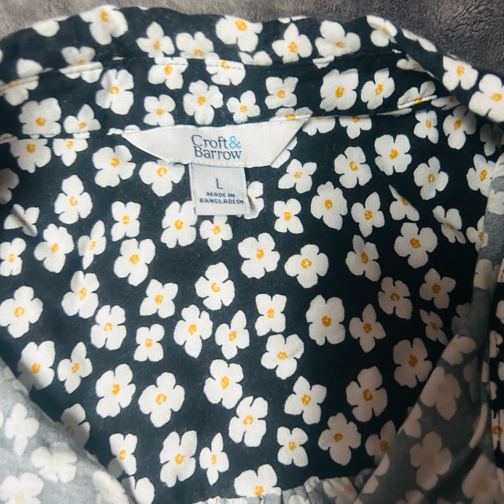 Daisy print 🌼 women’s button up shirt - Picture 4 of 5